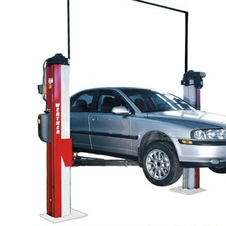 Autolift til bil på autoværksted under service