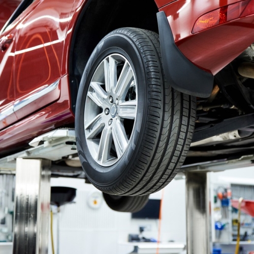 Bil lift på autoværksted til service og vedligeholdelse